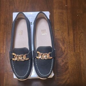 Source Unknown Black Loafers with Gold Chain Accent